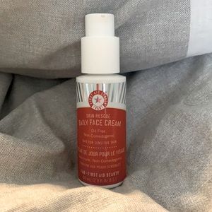 First Aid Beauty SKIN RESCUE DAILY FACE CREAM